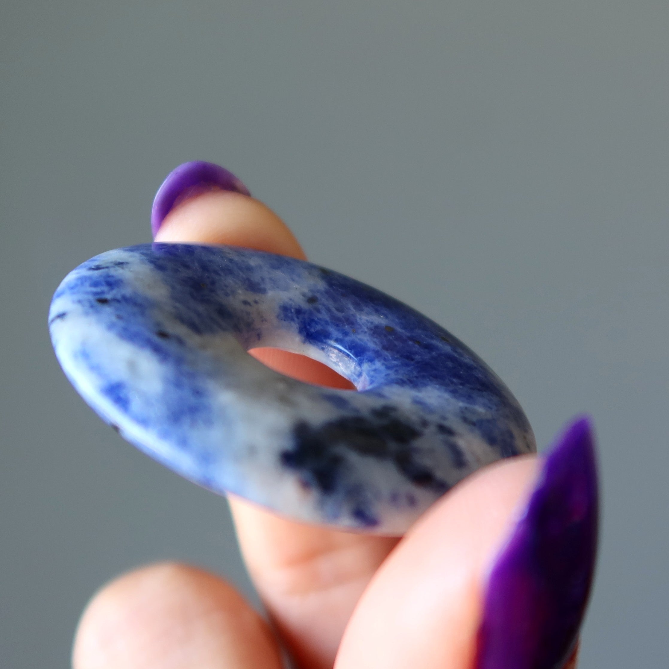 Sodalith-Edelstein-Donut Blau – Denker-Kristall