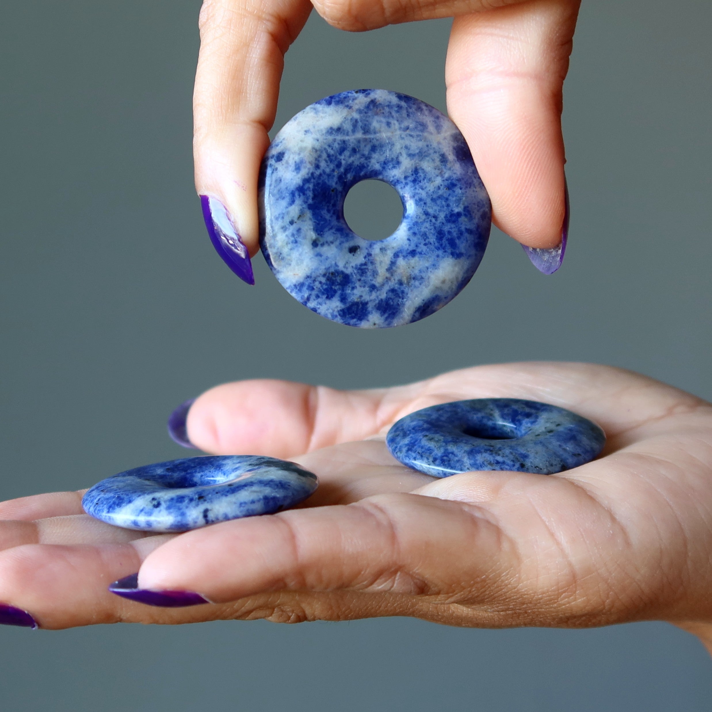 Sodalith-Edelstein-Donut Blau – Denker-Kristall