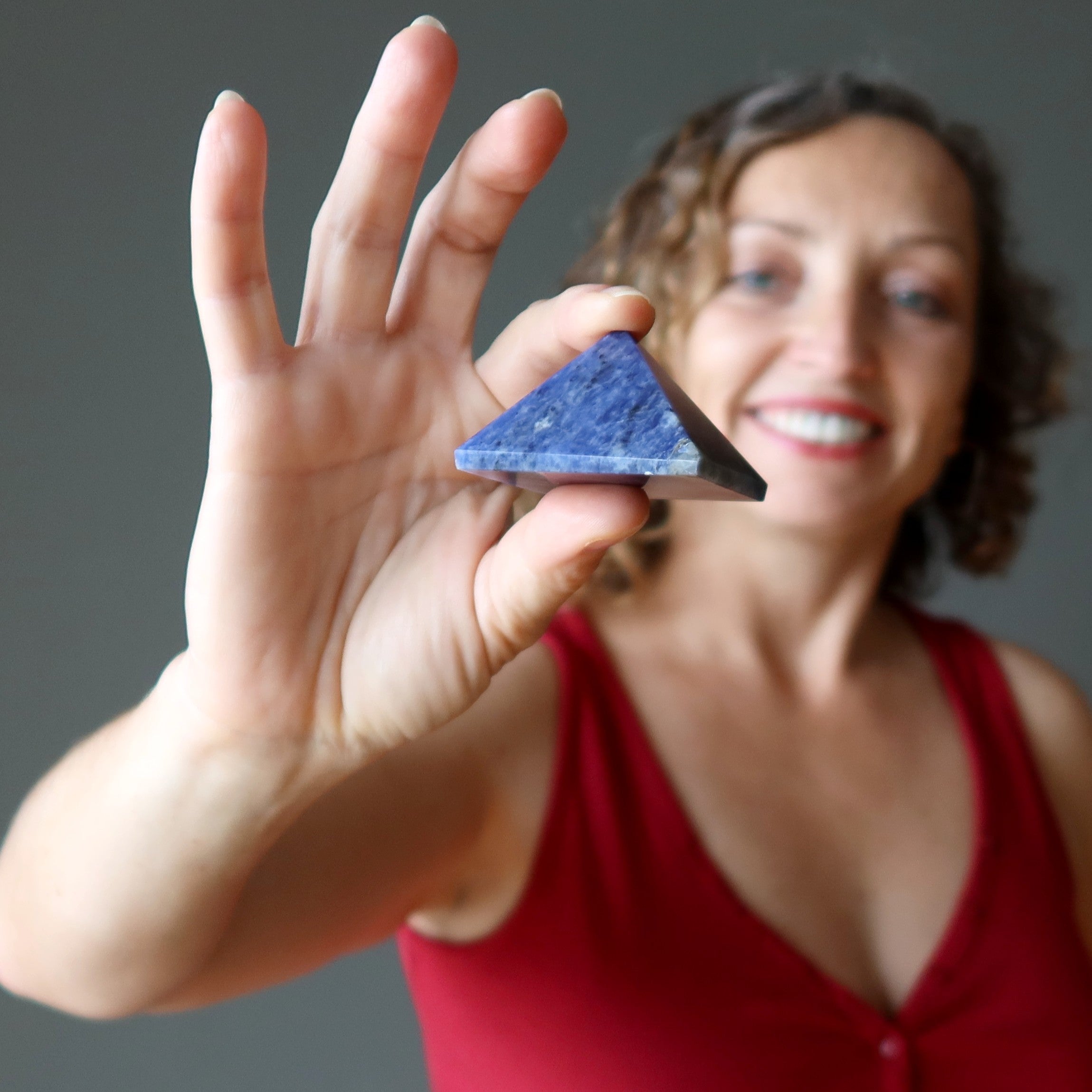 Pyramide de sodalite bleue, penseur, pierre de philosophie