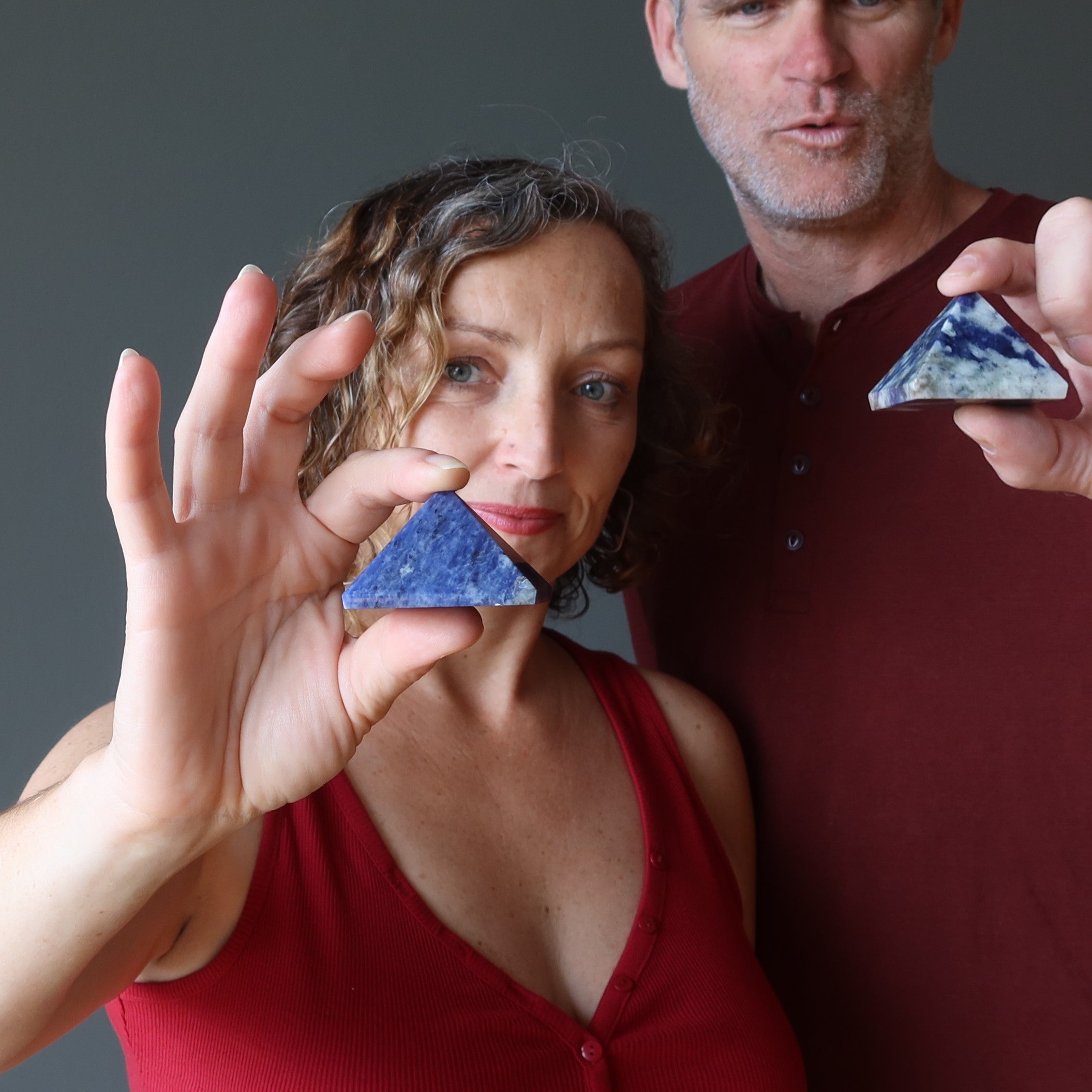 Pyramide de sodalite bleue, penseur, pierre de philosophie