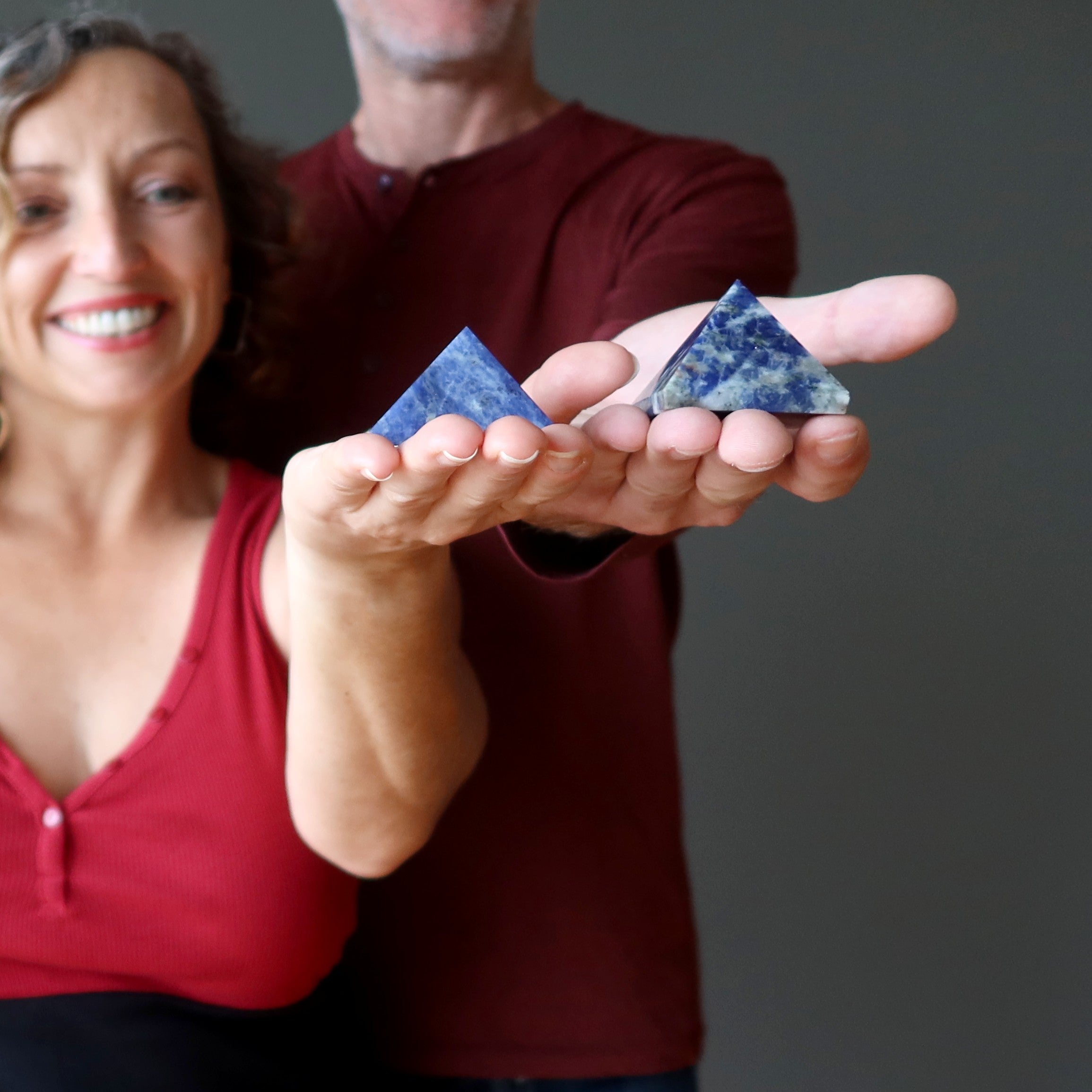 Pyramide de sodalite bleue, penseur, pierre de philosophie