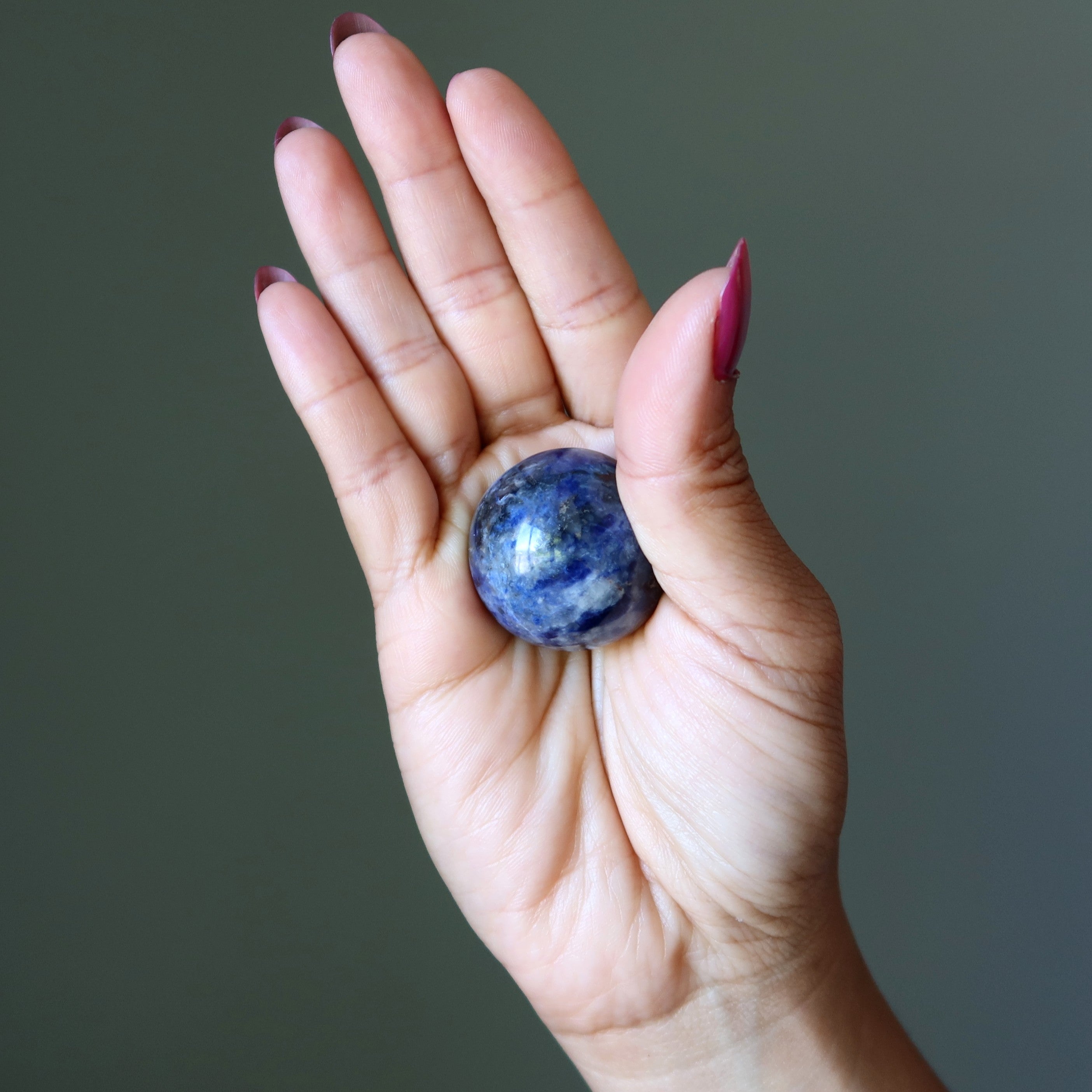 Sphère de sodalite en forme de boule de cristal pour guerrier blessé