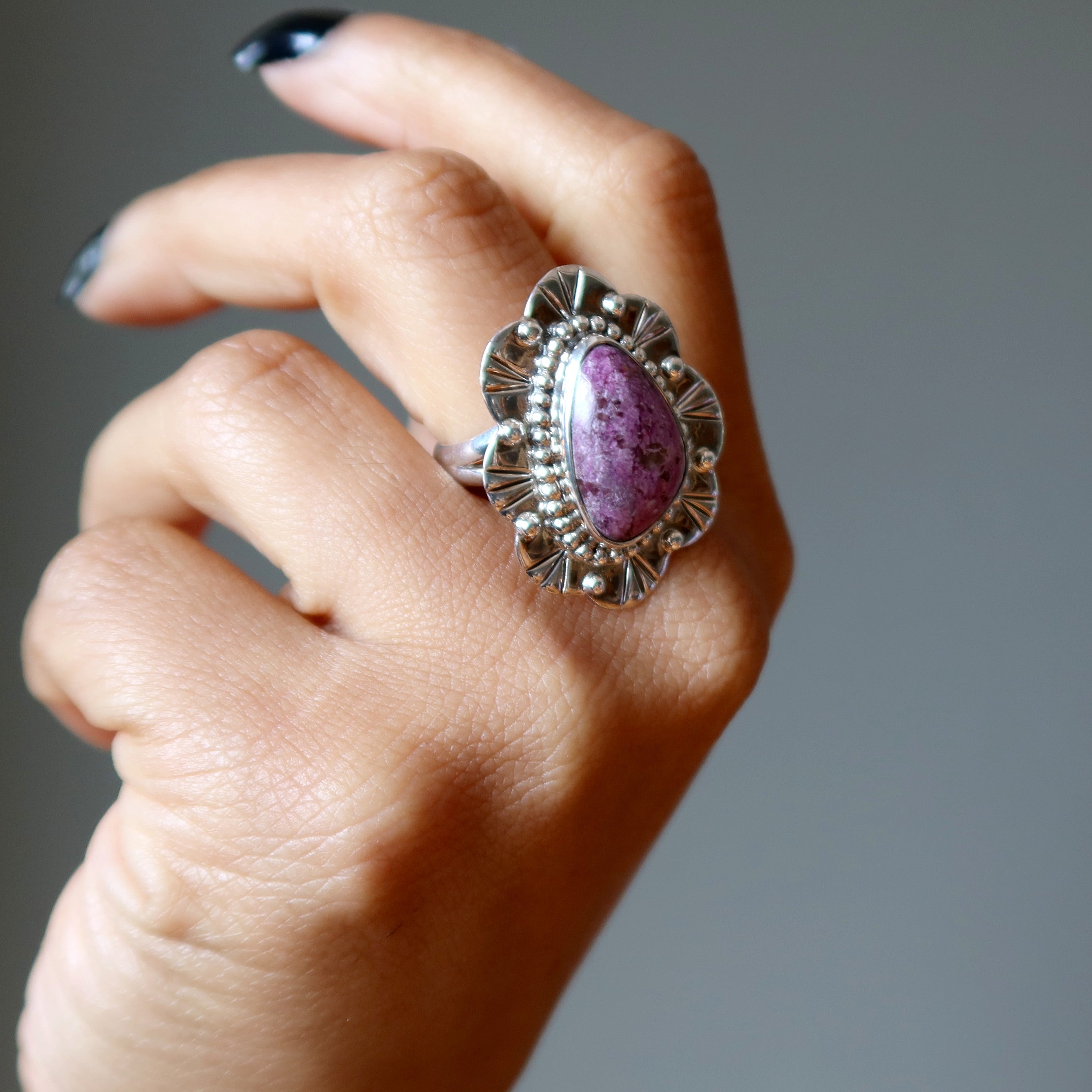 Bague en sugilite fleur violette en argent sterling taille 8.5