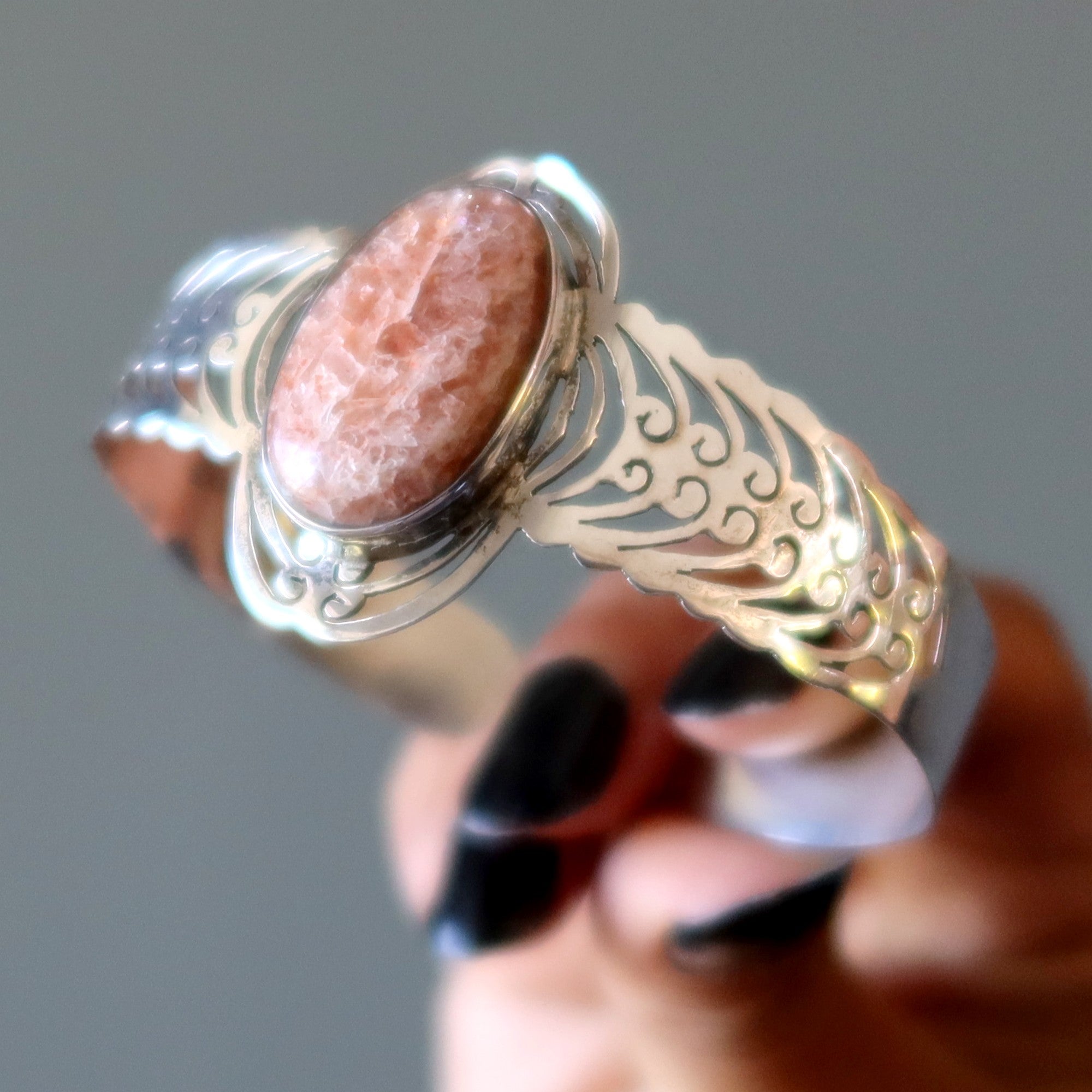 Manchette bracelet Pierre de Soleil — Étreignez le soleil en argent sterling