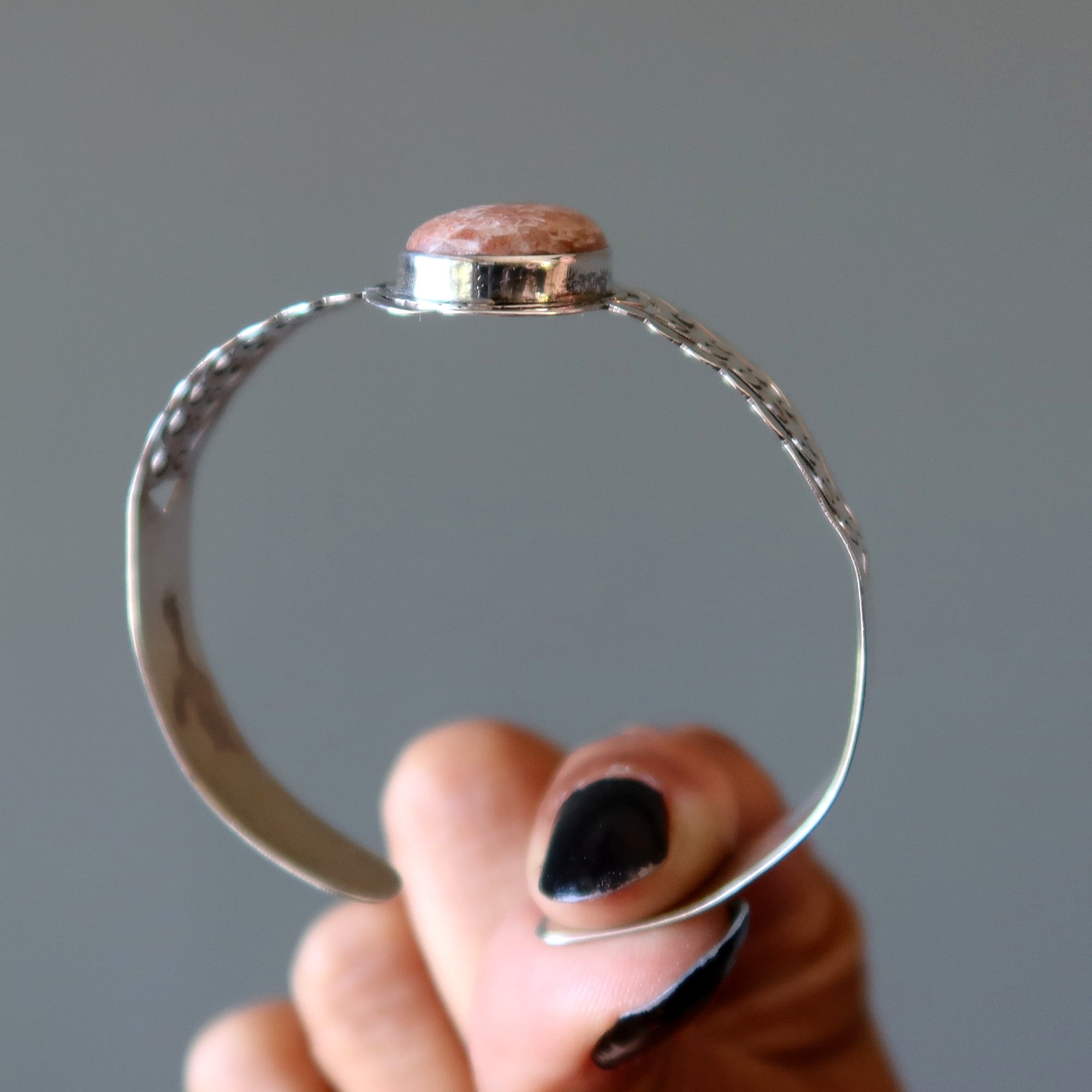 Manchette bracelet Pierre de Soleil — Étreignez le soleil en argent sterling