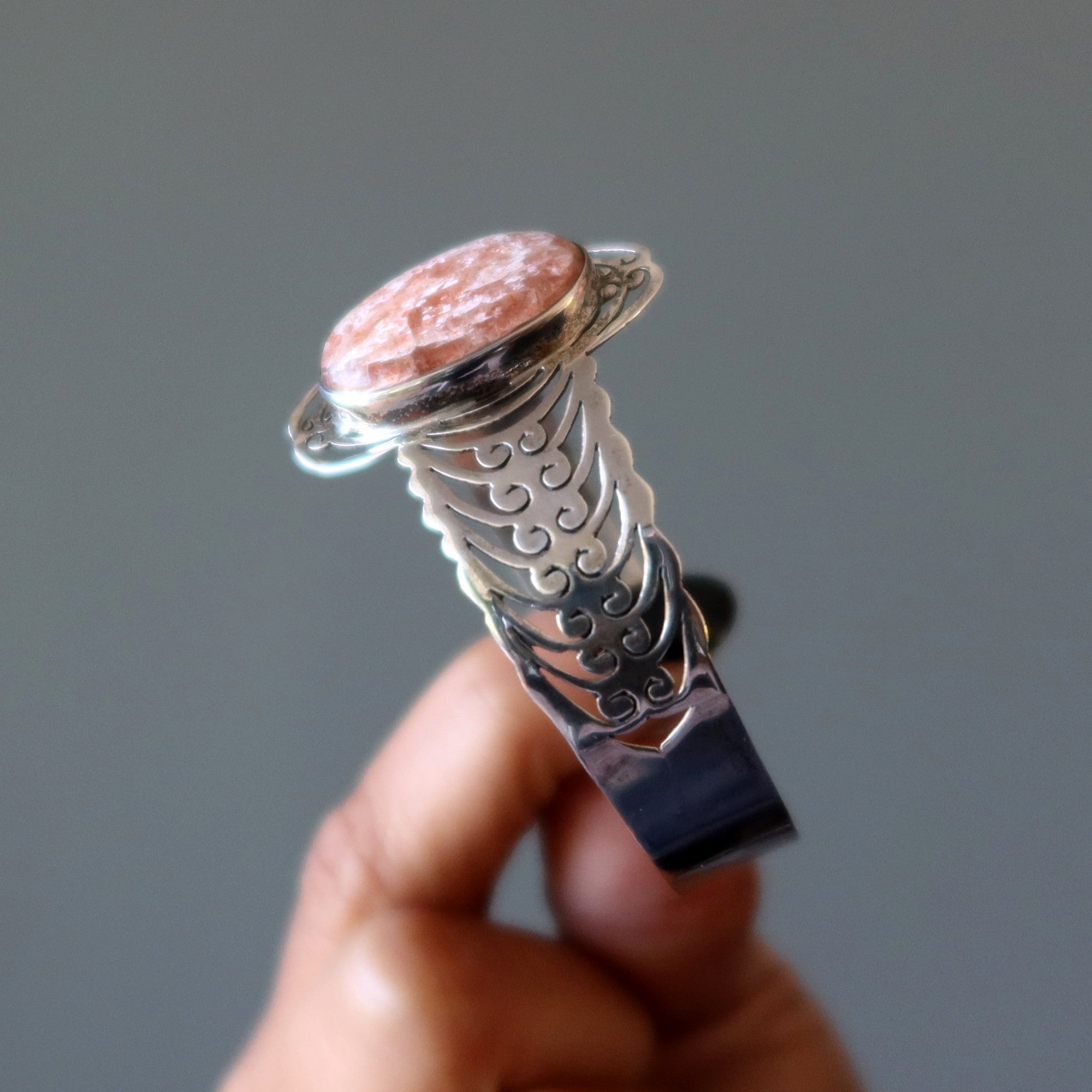 Manchette bracelet Pierre de Soleil — Étreignez le soleil en argent sterling