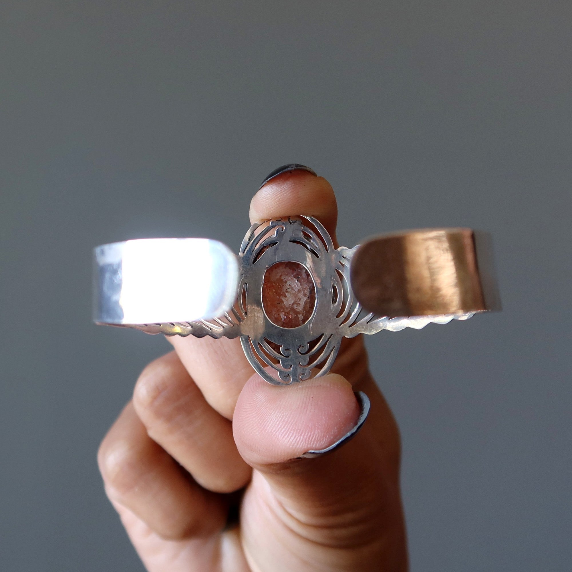 Manchette bracelet Pierre de Soleil — Étreignez le soleil en argent sterling