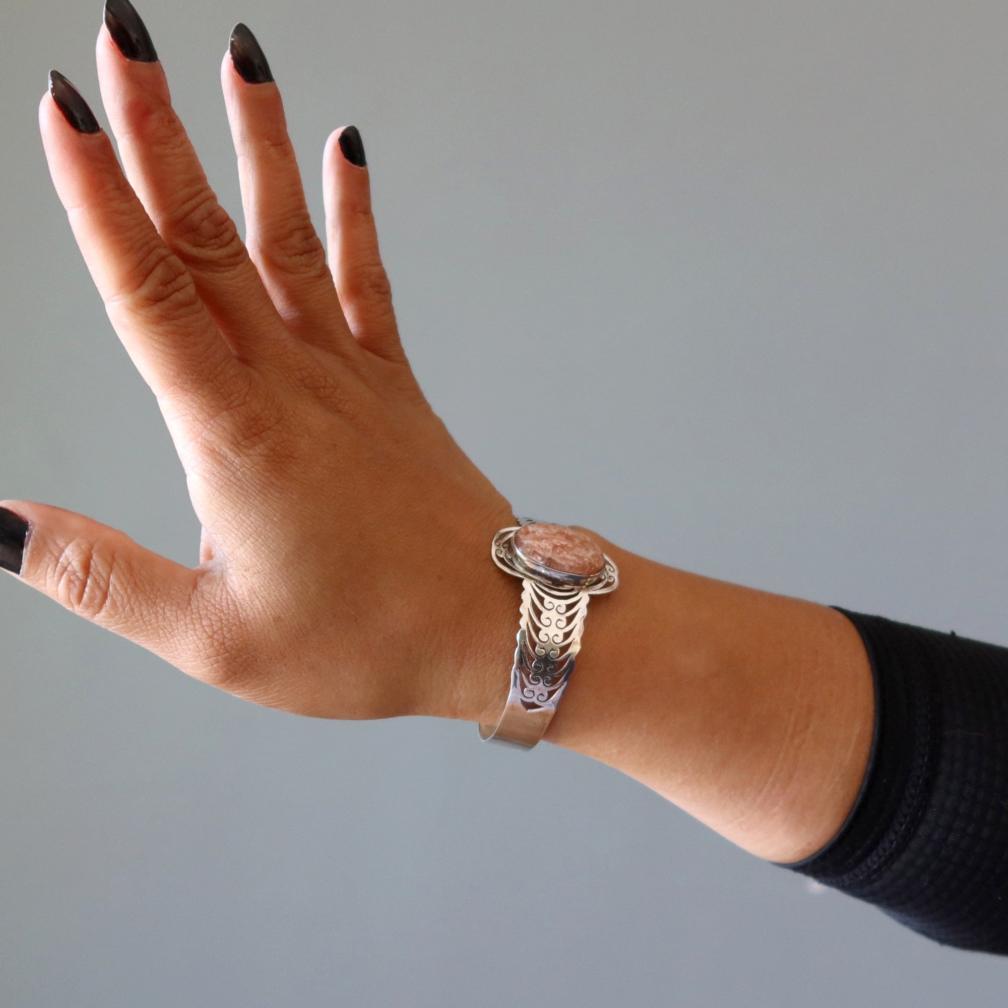 Manchette bracelet Pierre de Soleil — Étreignez le soleil en argent sterling