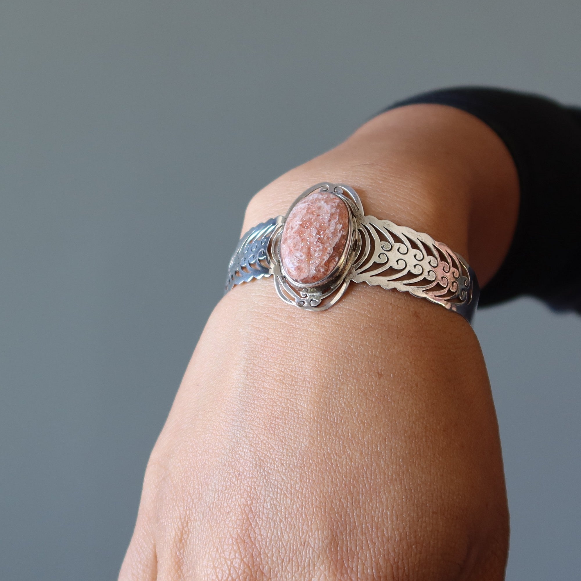 Manchette bracelet Pierre de Soleil — Étreignez le soleil en argent sterling