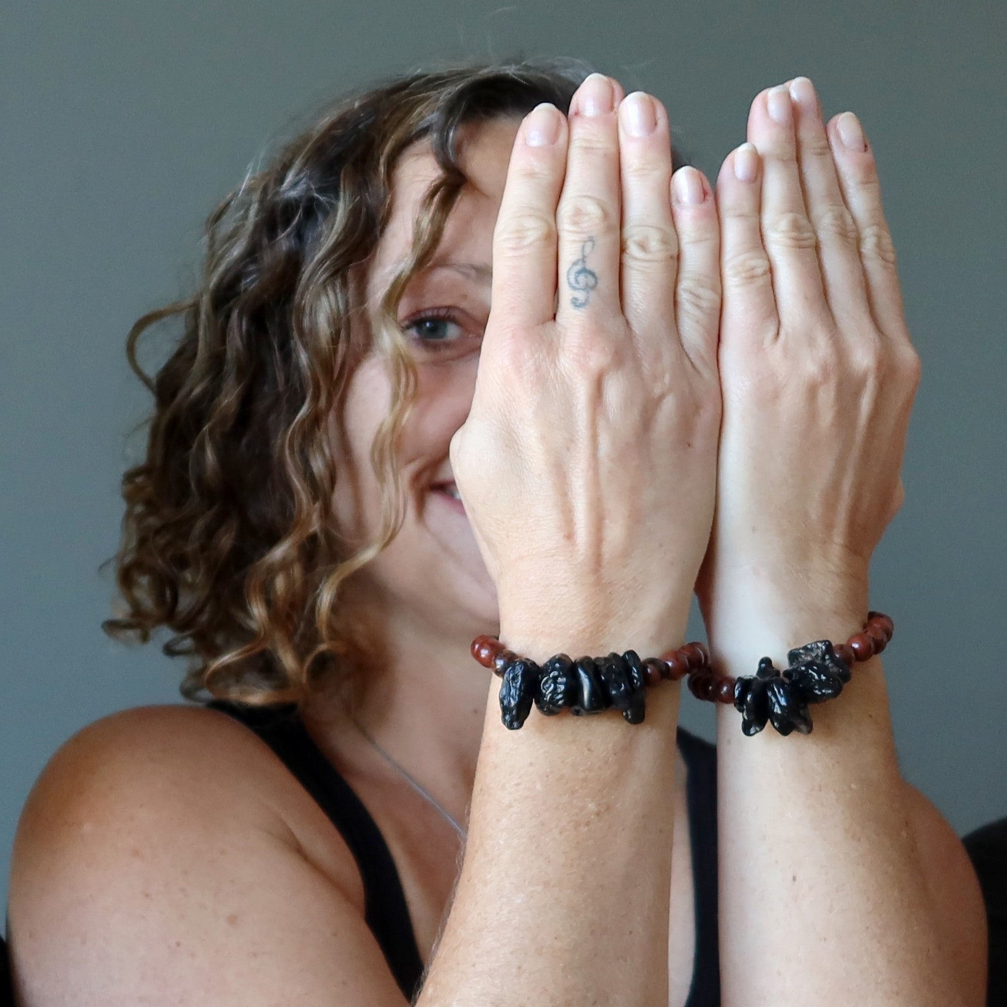 Armband aus Mahagoni-Obsidian und schwarzen Tektit-Meteoritenperlen