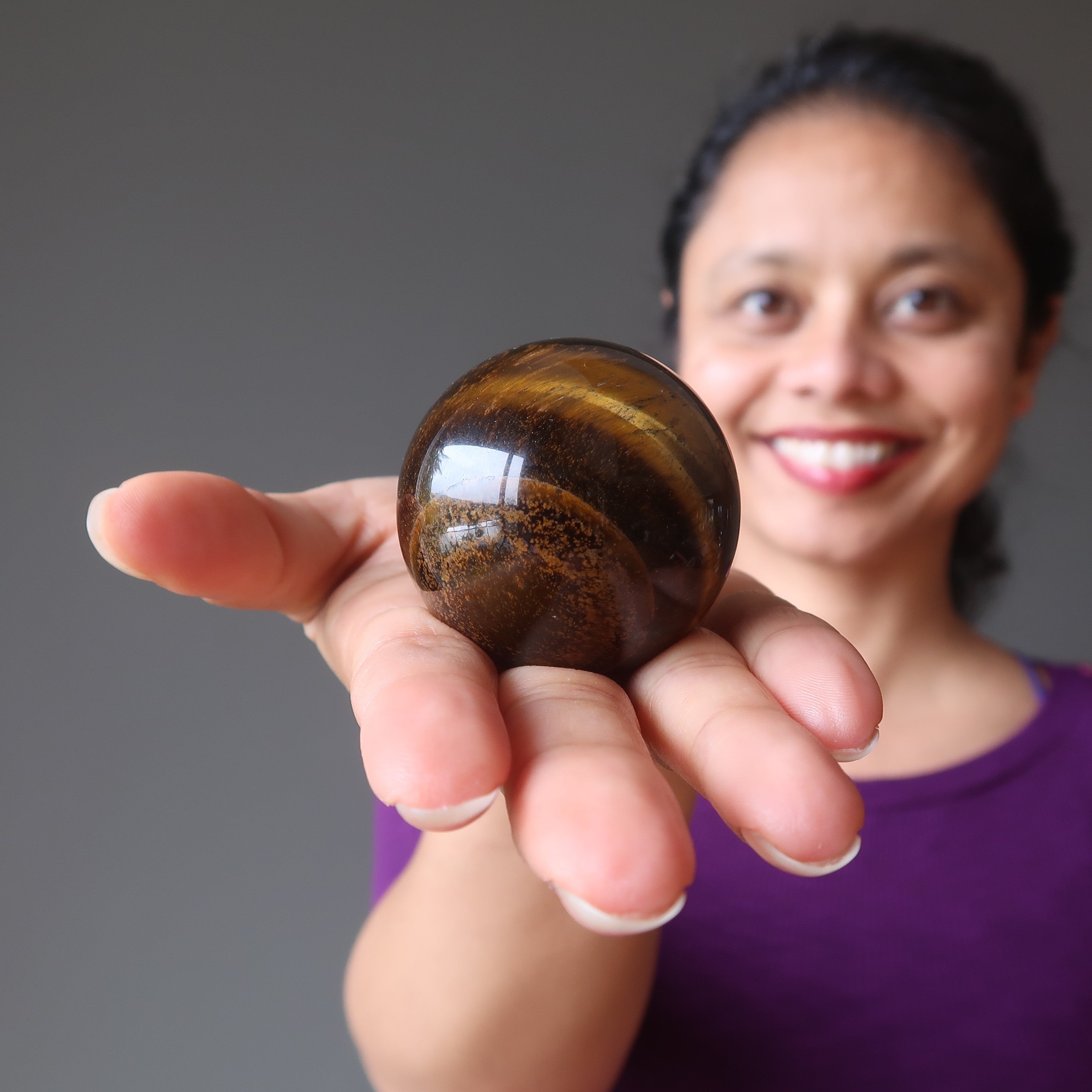 Sphère œil de tigre, boule de cristal dorée championne