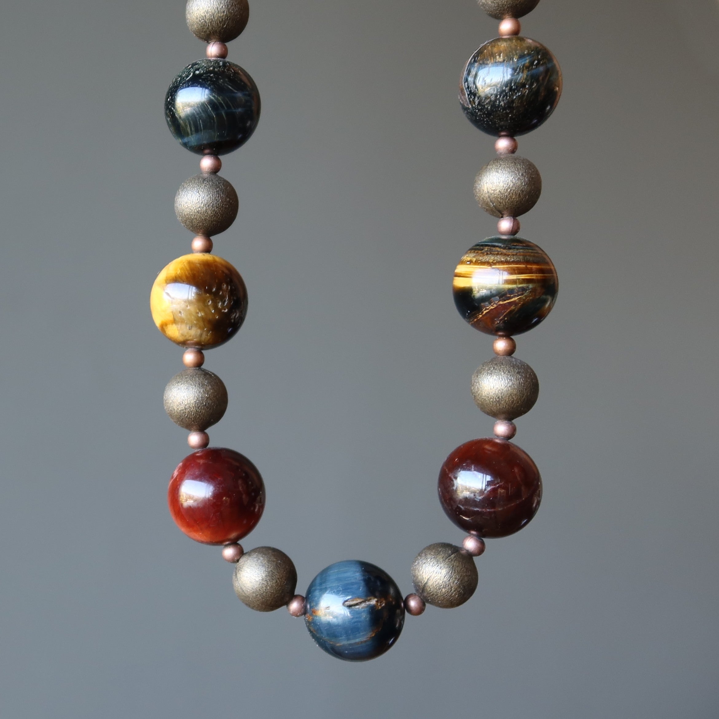 Collier œil de tigre rustique perles œil de faucon bleues laiton