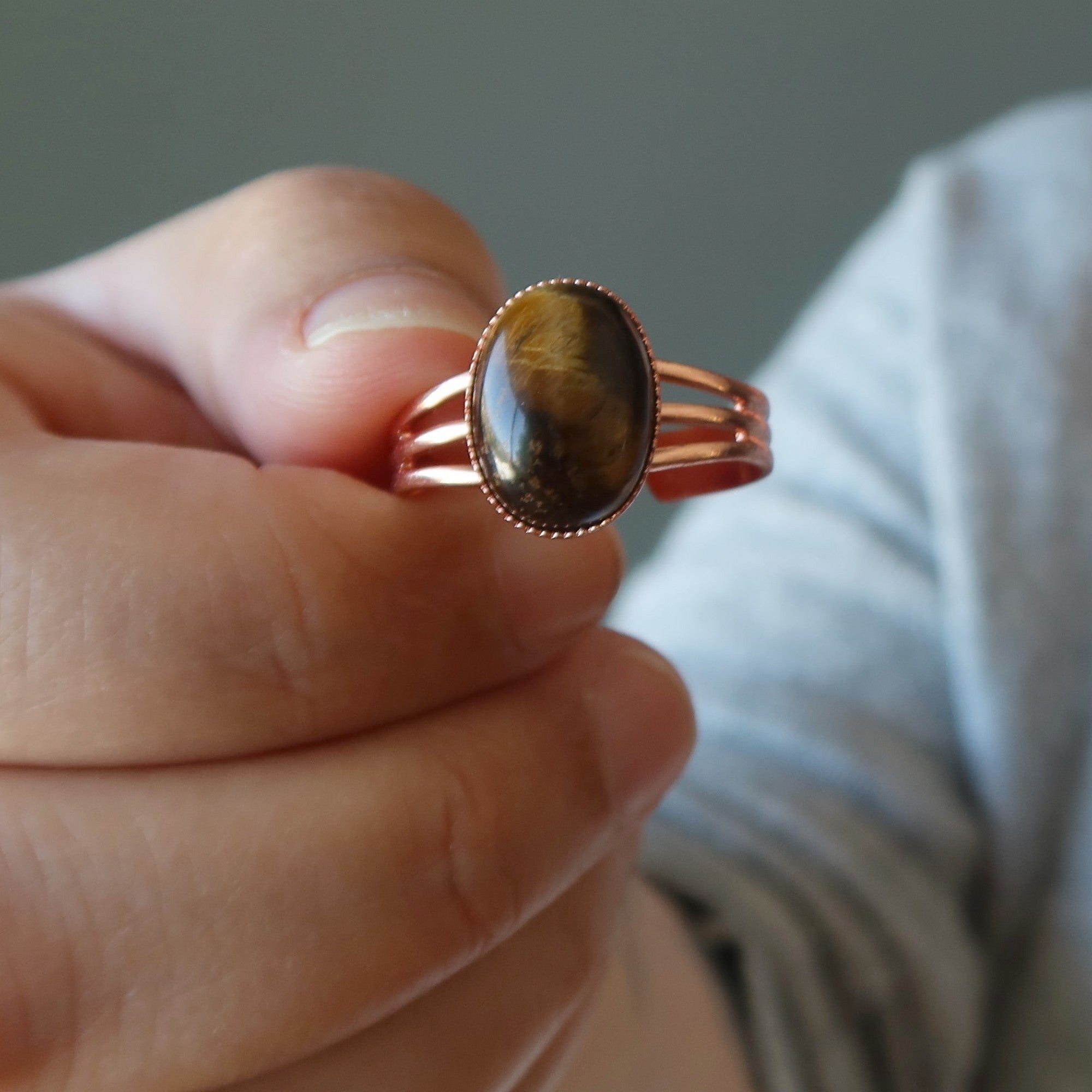 Bague Œil de tigre en cuivre ajustable avec gemme naturelle dorée