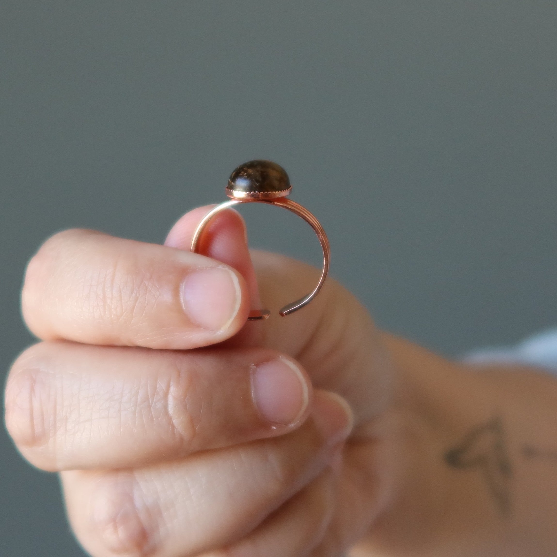 Bague Œil de tigre en cuivre ajustable avec gemme naturelle dorée