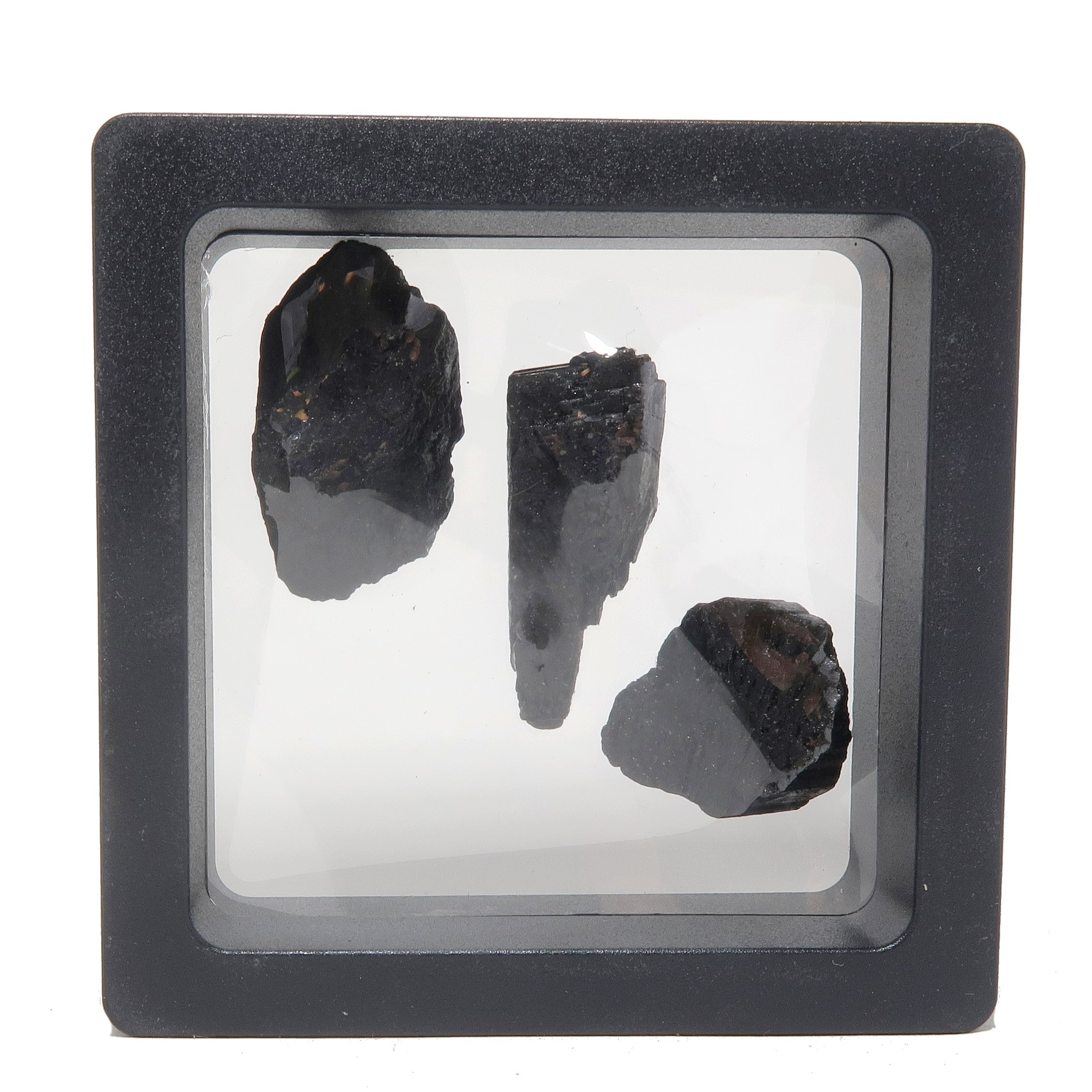 Lot de trois pierres brutes de tourmaline noire