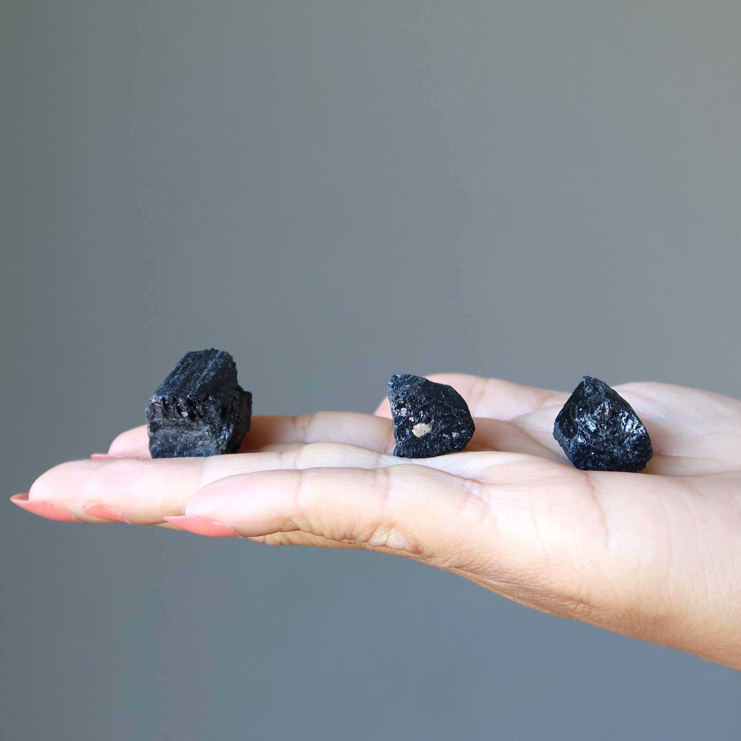 Lot de trois pierres brutes de tourmaline noire