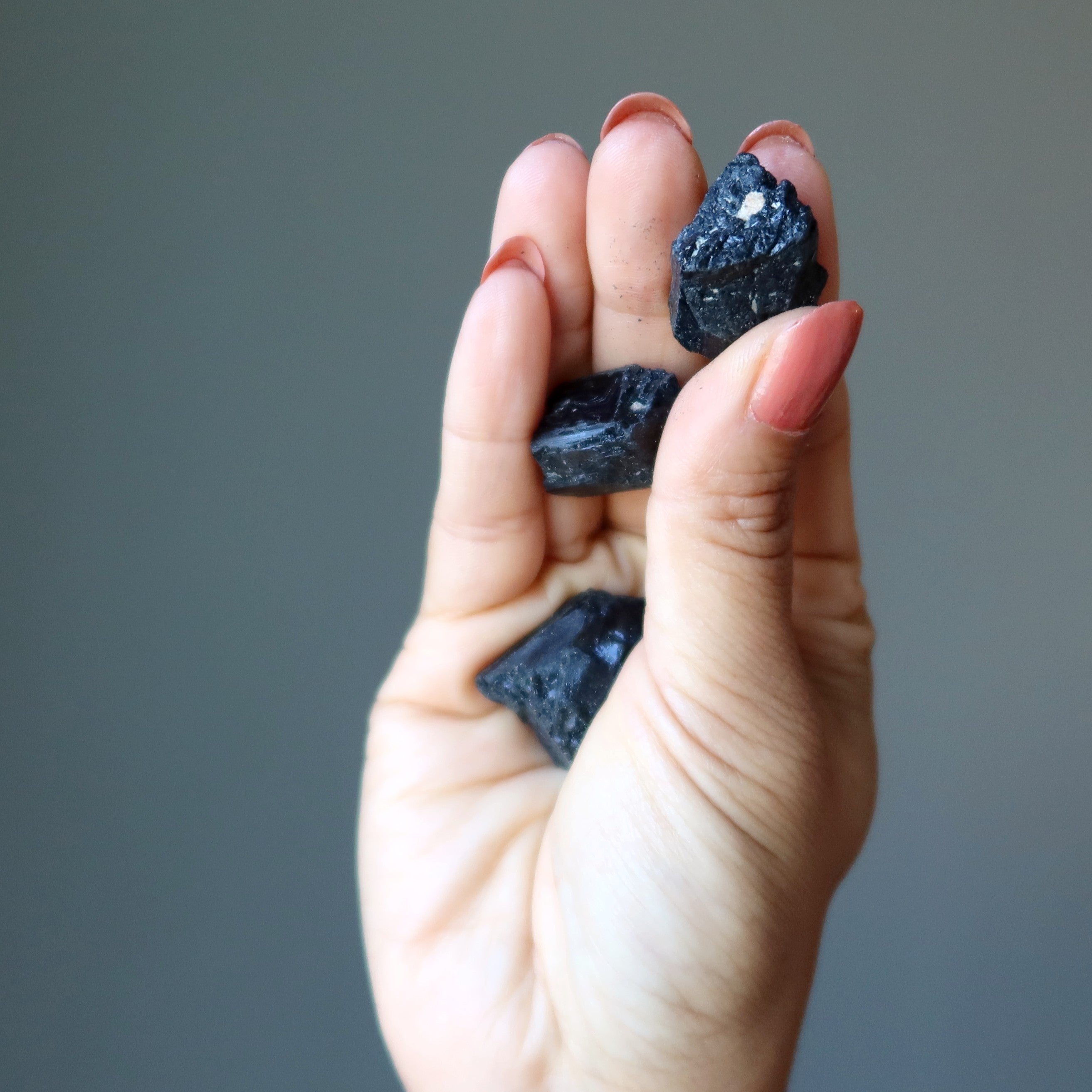 Lot de trois pierres brutes de tourmaline noire