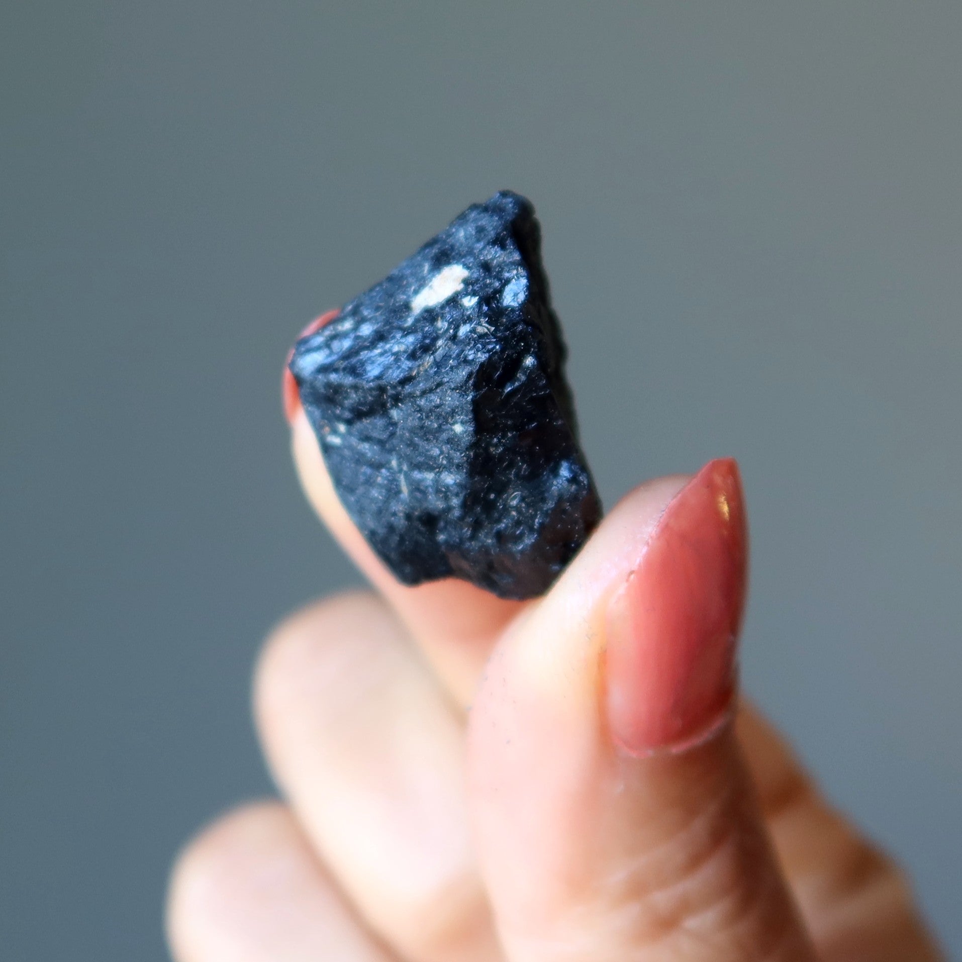 Lot de trois pierres brutes de tourmaline noire