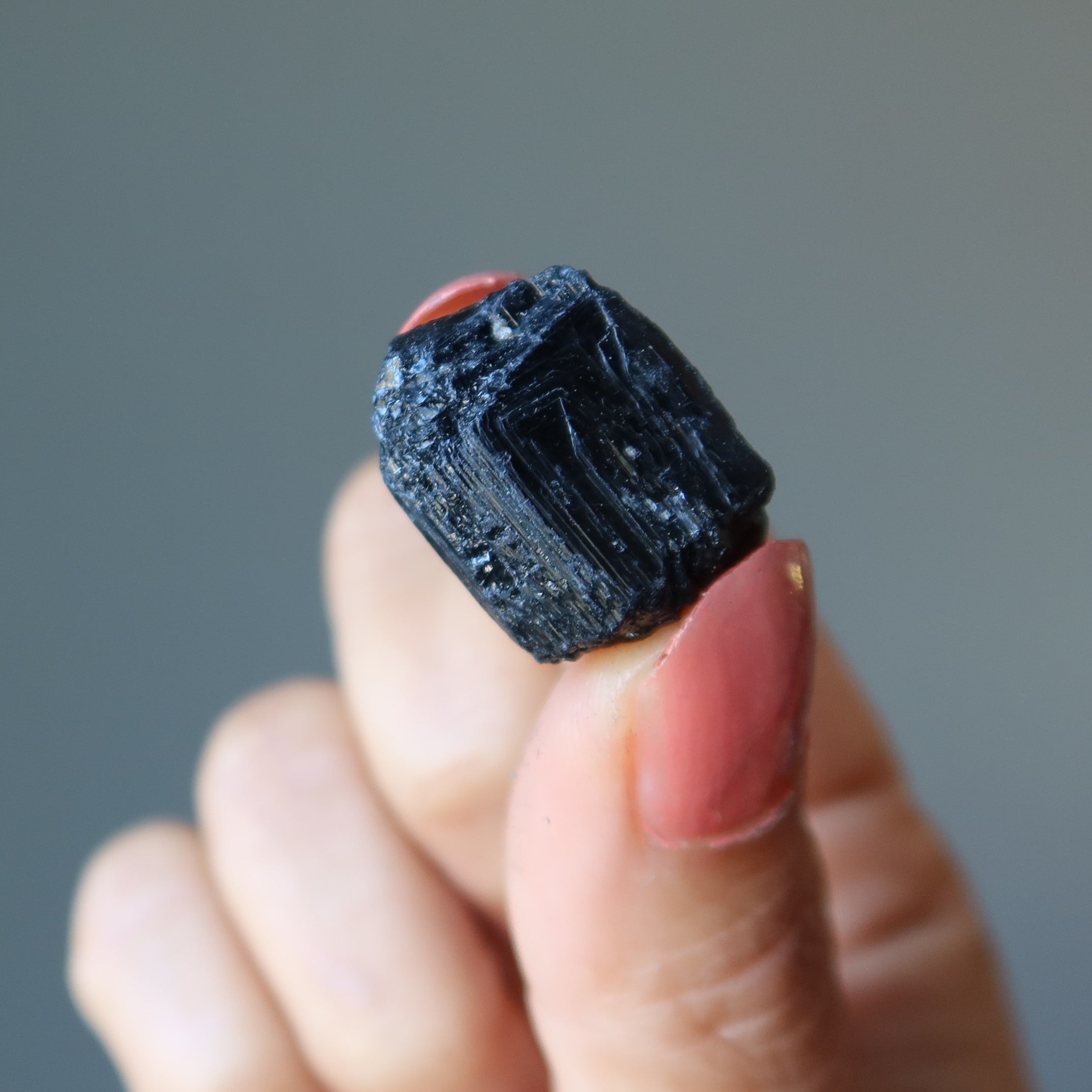 Lot de trois pierres brutes de tourmaline noire