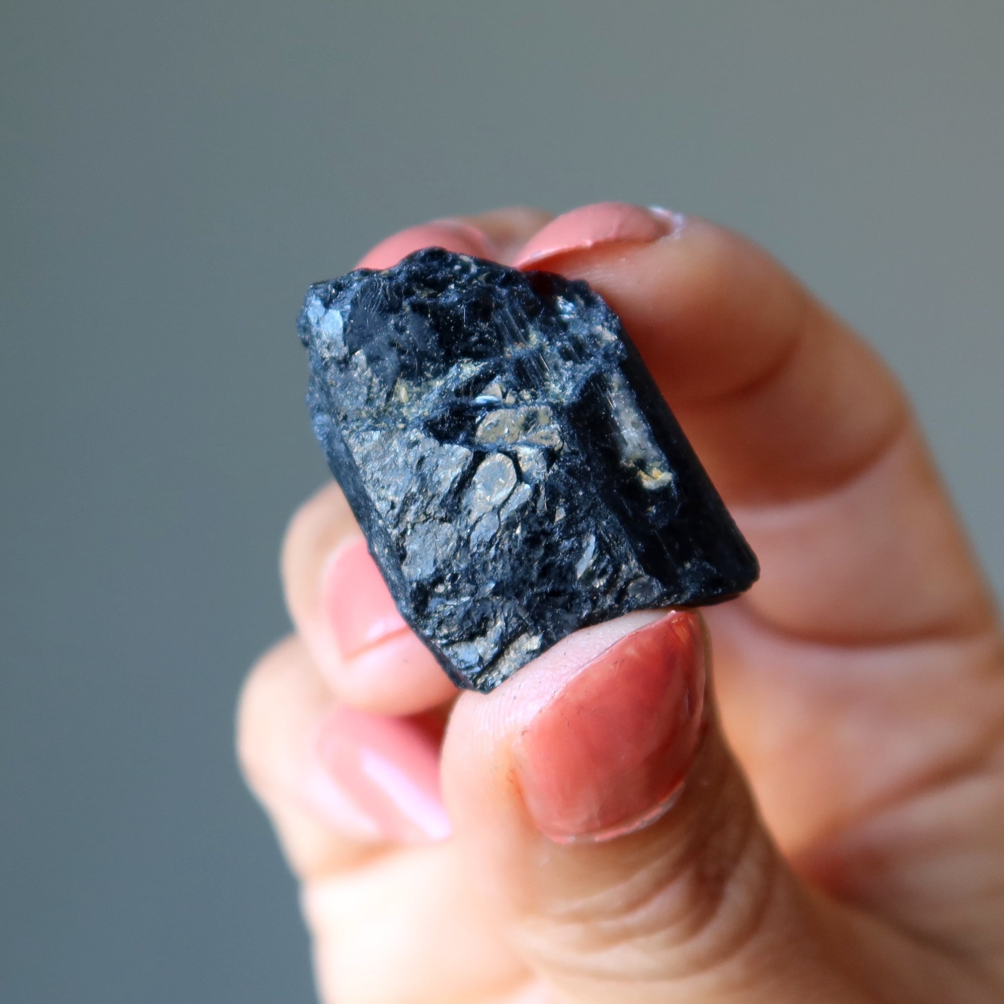 Lot de trois pierres brutes de tourmaline noire