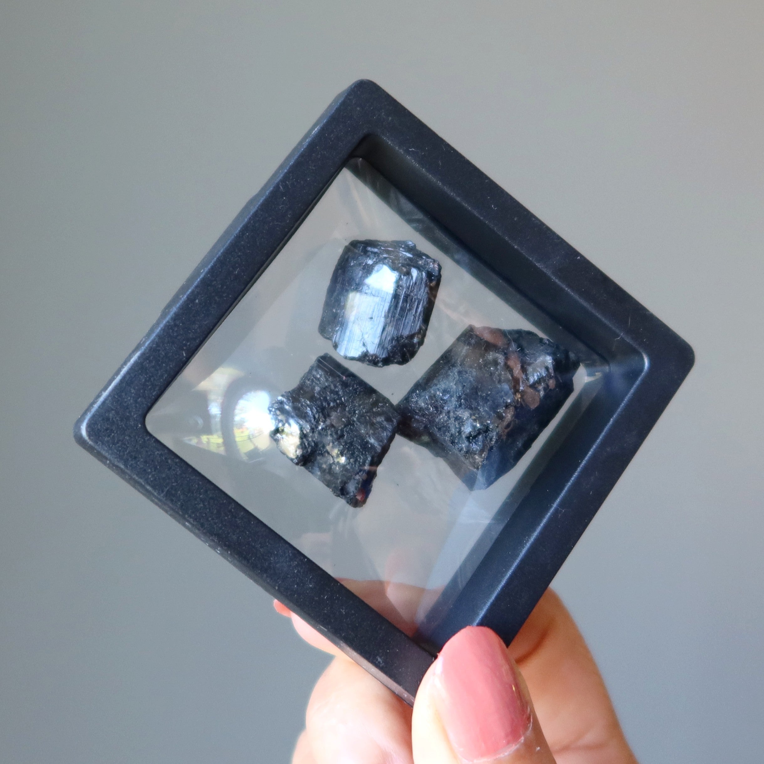 Lot de trois pierres brutes de tourmaline noire