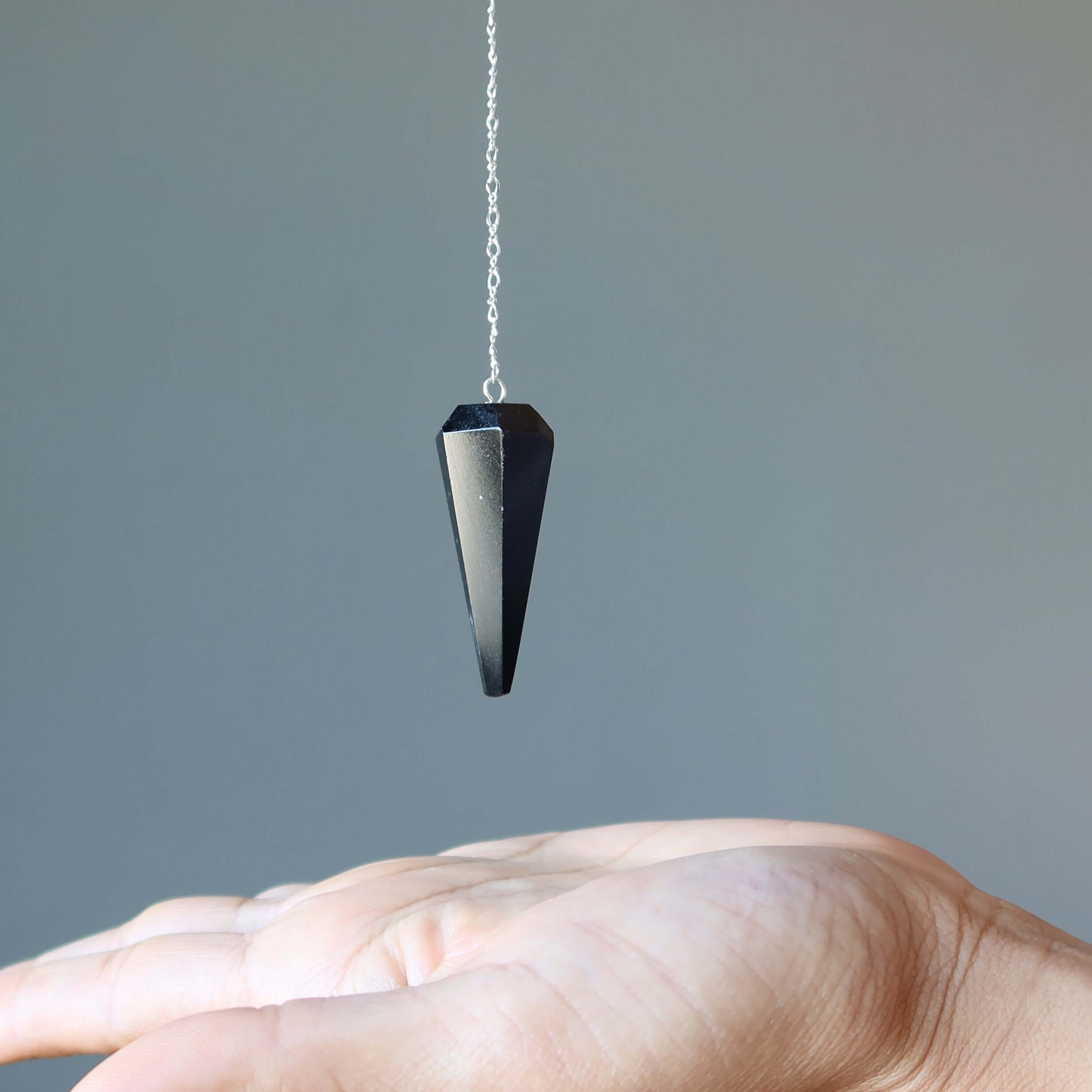 Pendentif en tourmaline noire hypnotique en argent sterling