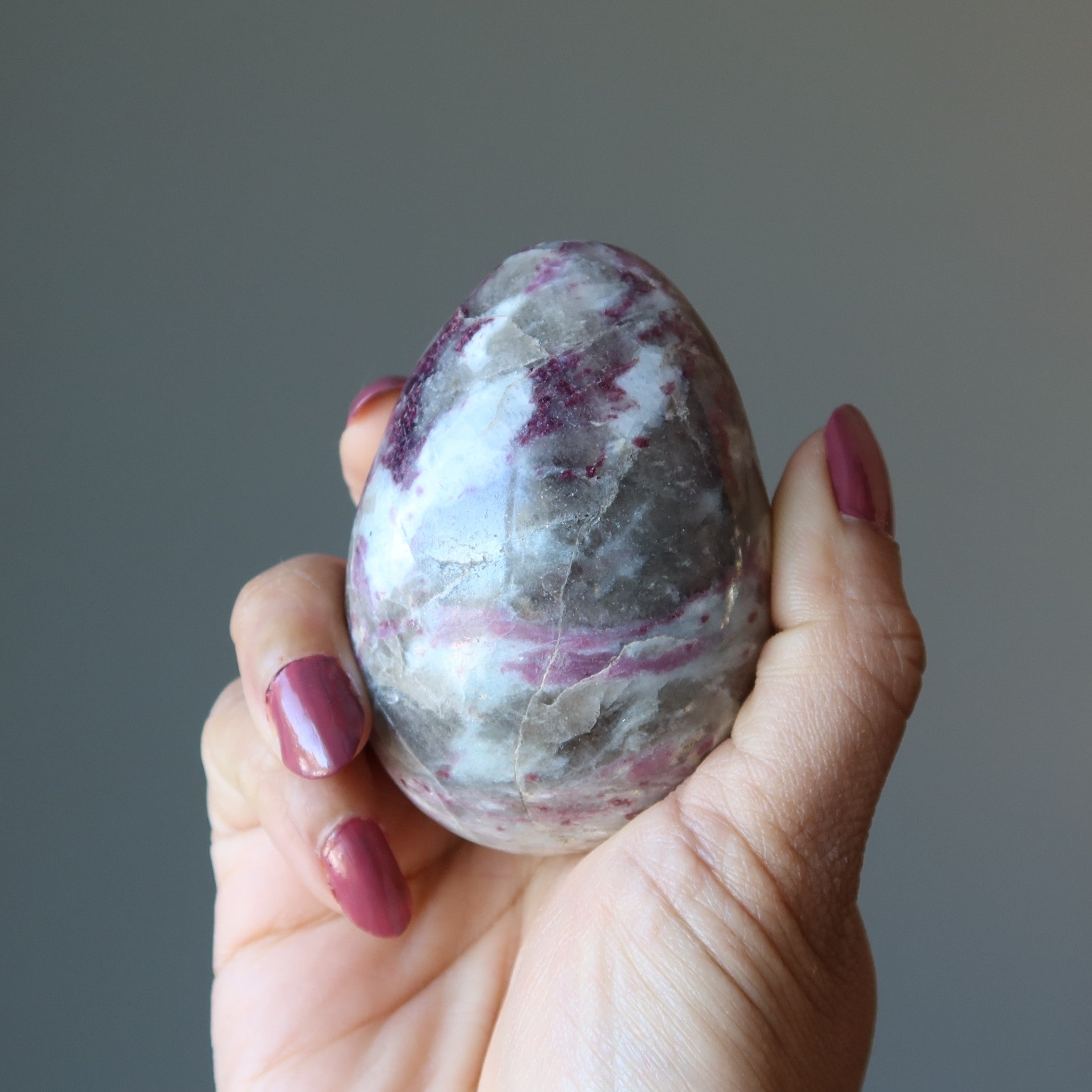 Œuf de tourmaline rouge Rubellite Éclat d'énergie d'amour Cristal