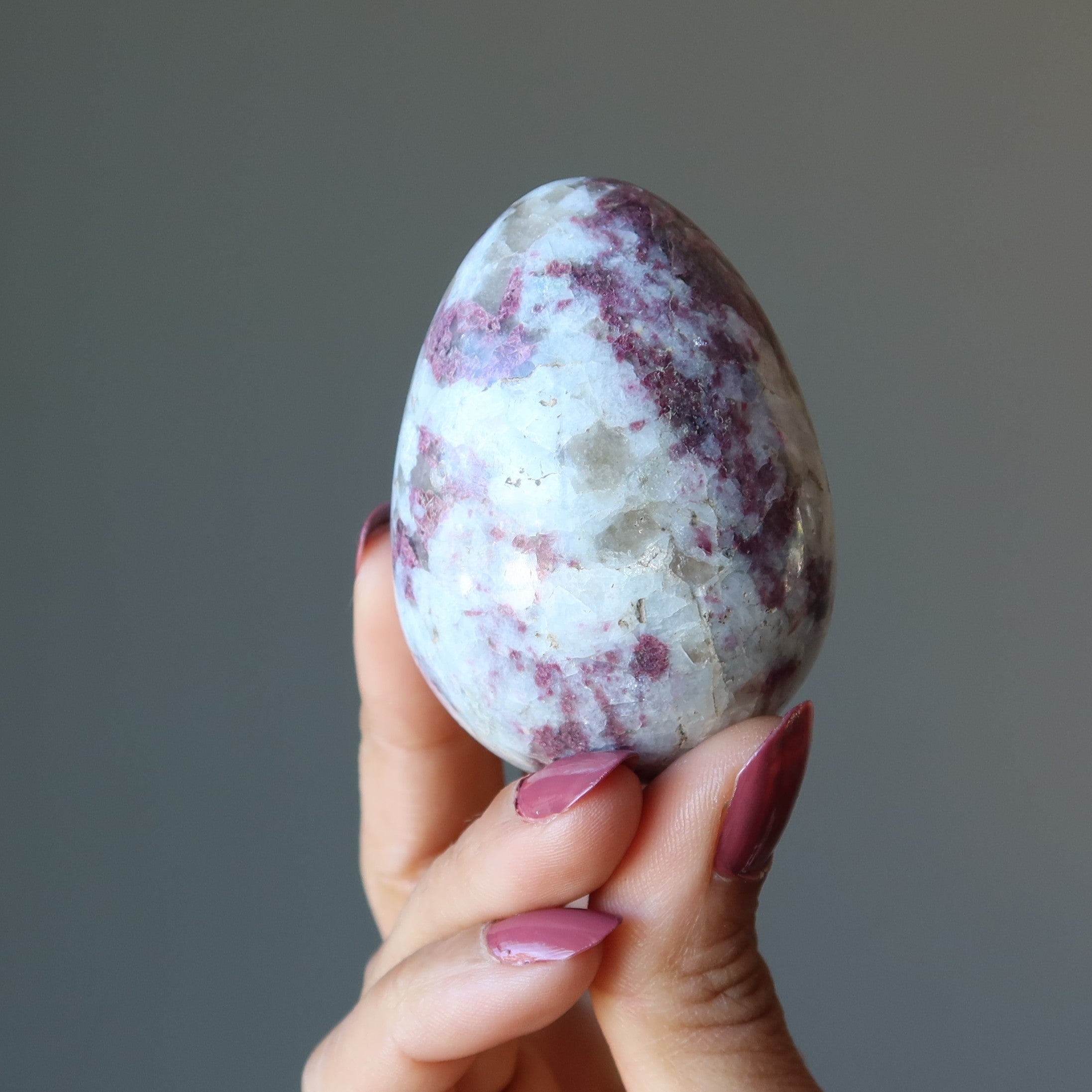 Œuf de tourmaline rouge Rubellite Éclat d'énergie d'amour Cristal