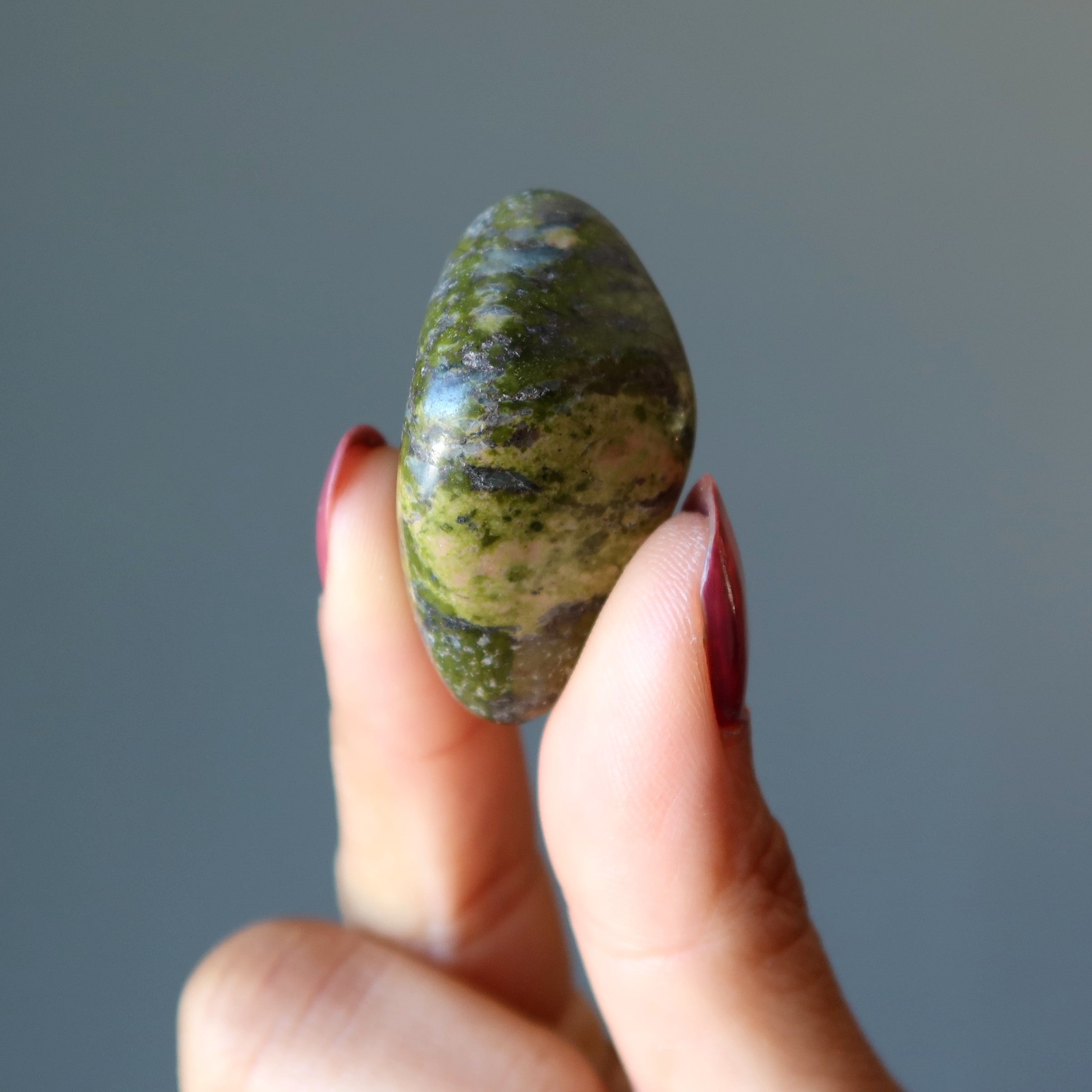 Cristal de création en pierre roulée d'unakite