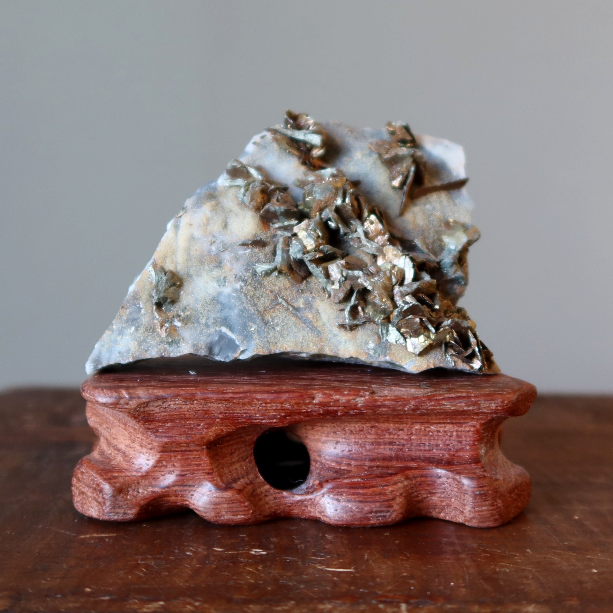 Ladegerät aus Holz Rosenholz-Display-Ständer für Cluster-Steine