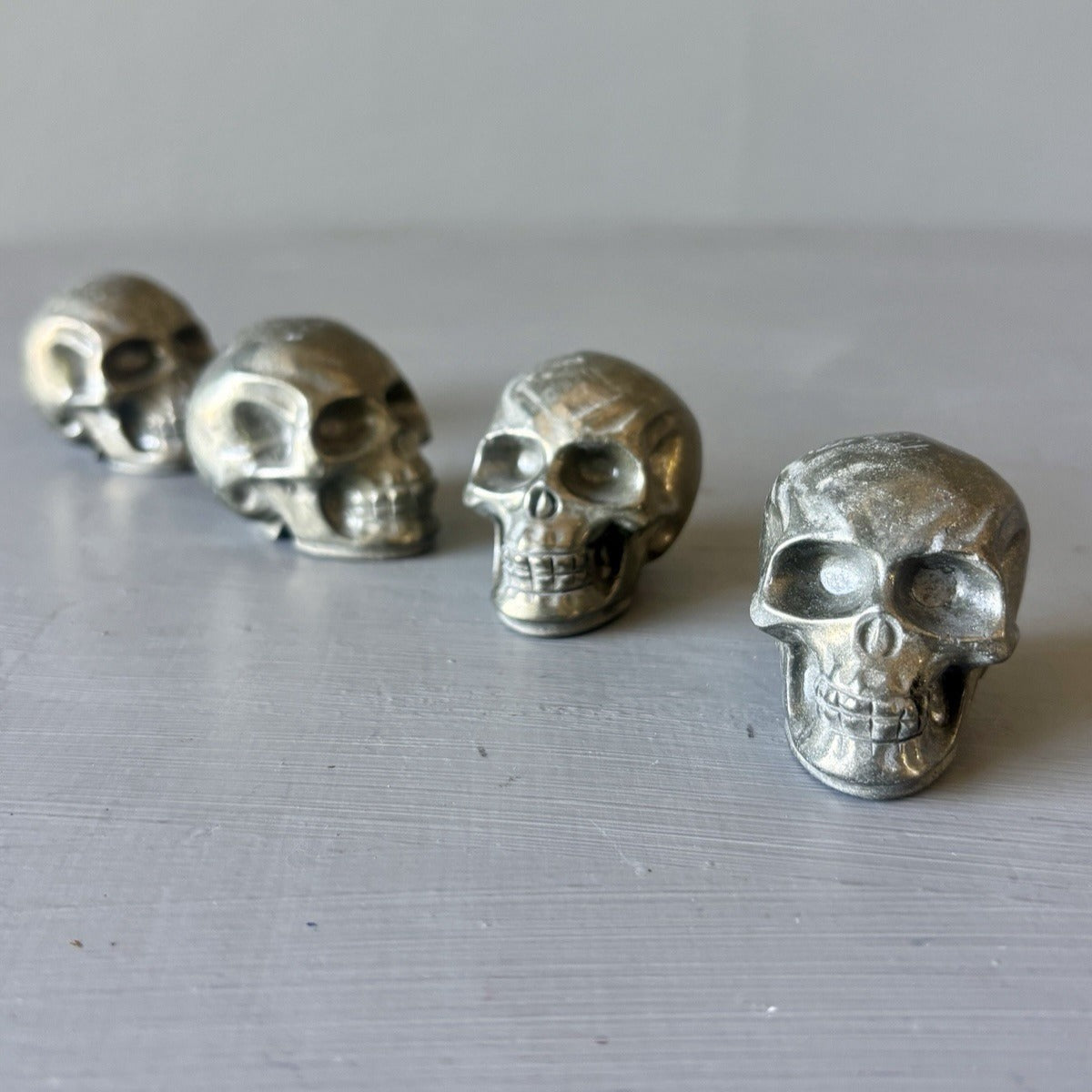 Crânes en cristal de pyrite – Lot de 4 gemmes naturelles réalistes sculptées à la main