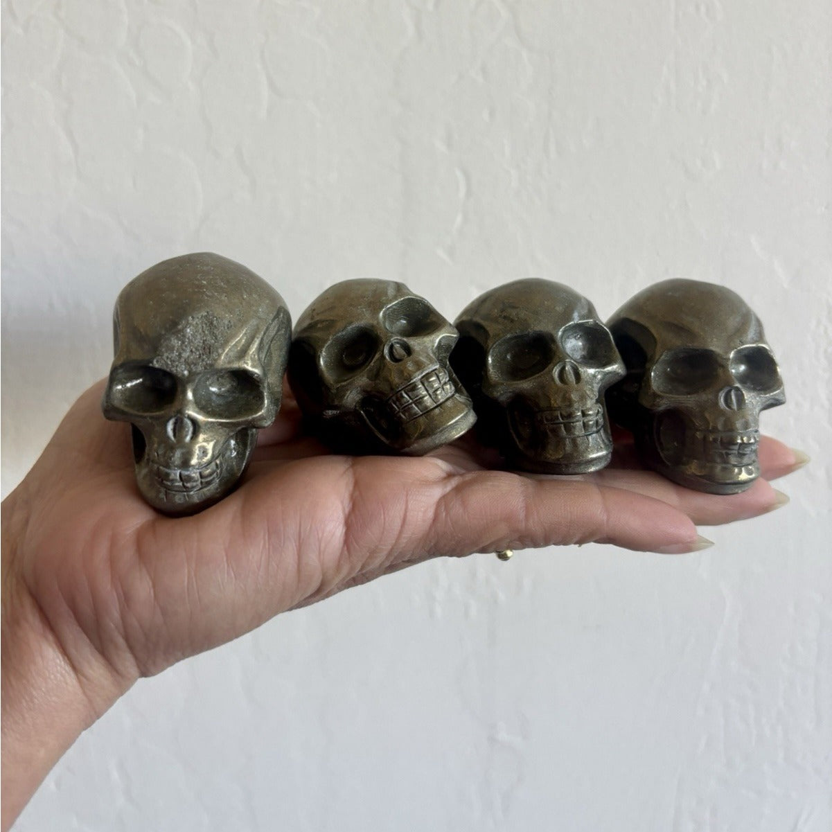 Crânes en cristal de pyrite – Lot de 4 gemmes naturelles réalistes sculptées à la main