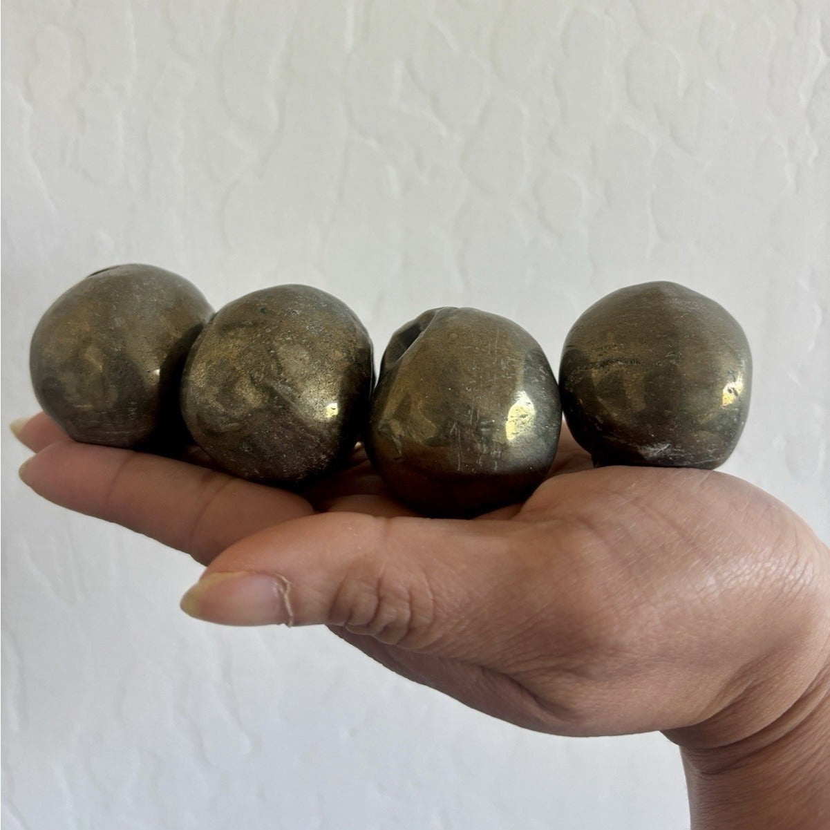 Crânes en cristal de pyrite – Lot de 4 gemmes naturelles réalistes sculptées à la main