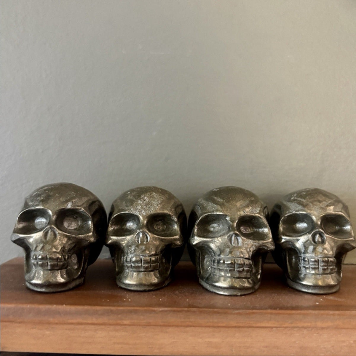 Crânes en cristal de pyrite – Lot de 4 gemmes naturelles réalistes sculptées à la main