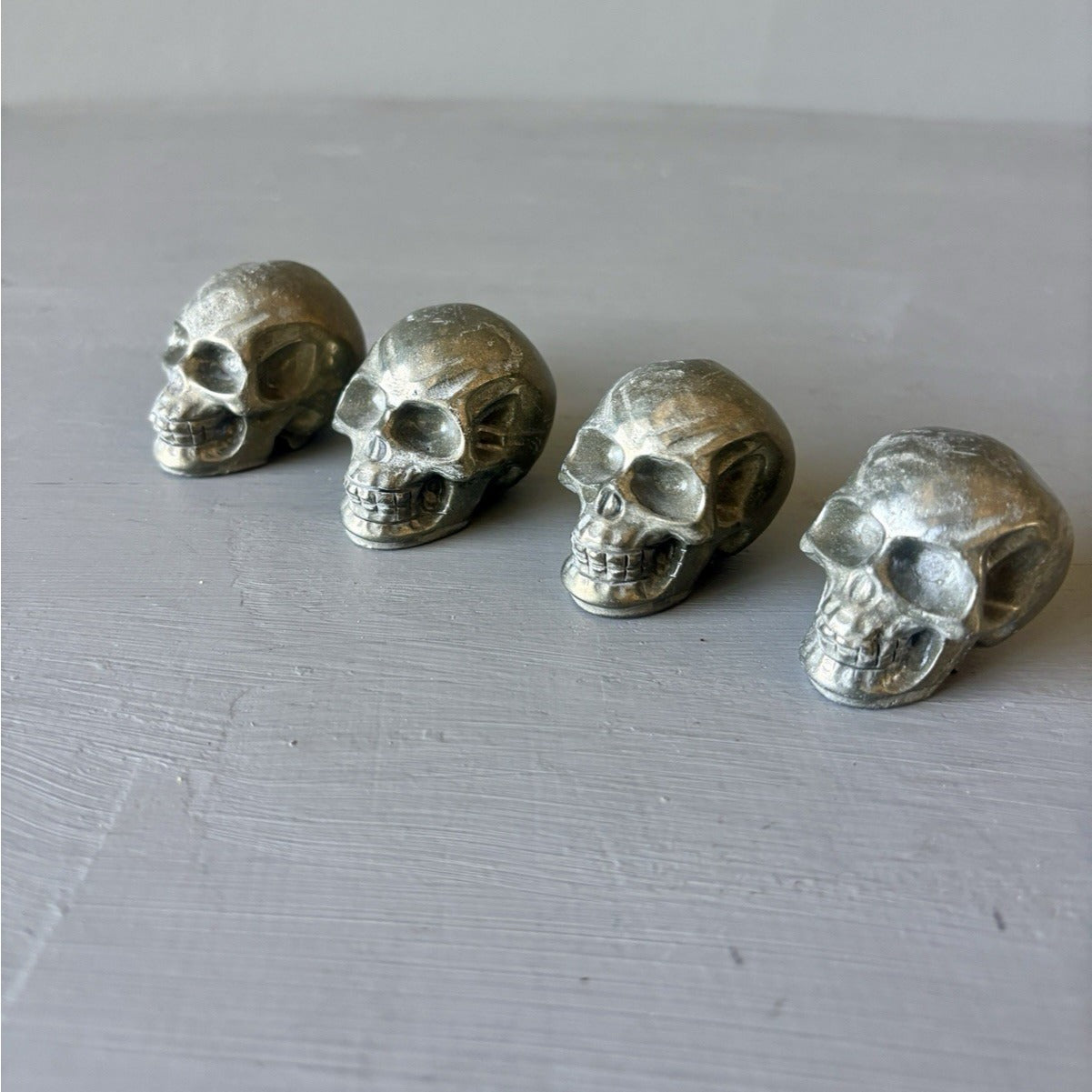Crânes en cristal de pyrite – Lot de 4 gemmes naturelles réalistes sculptées à la main