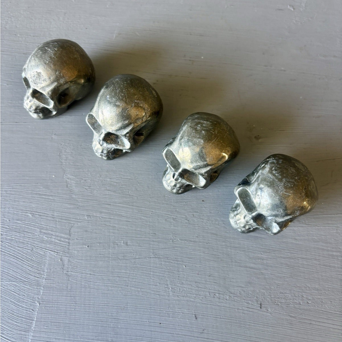 Crânes en cristal de pyrite – Lot de 4 gemmes naturelles réalistes sculptées à la main