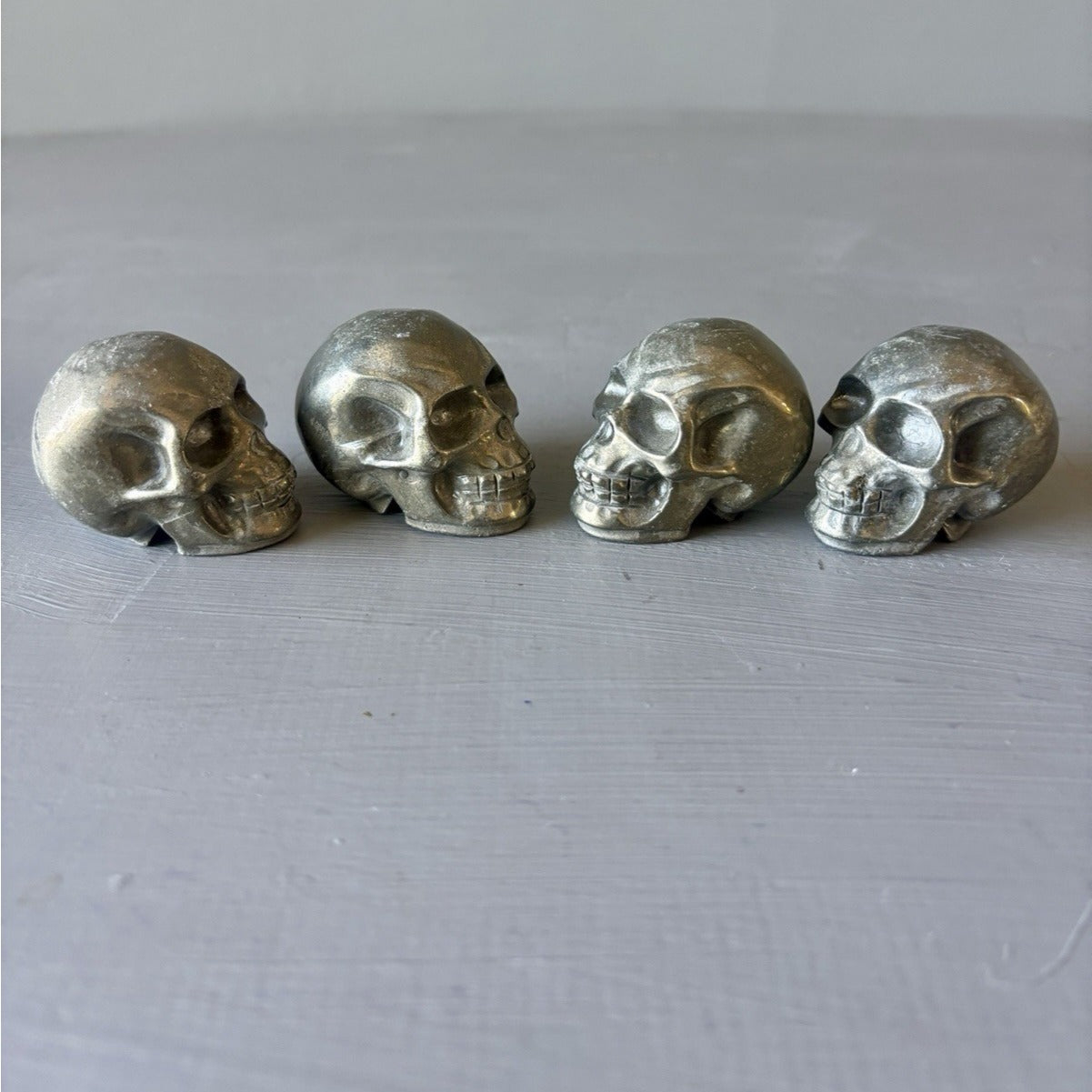 Crânes en cristal de pyrite – Lot de 4 gemmes naturelles réalistes sculptées à la main